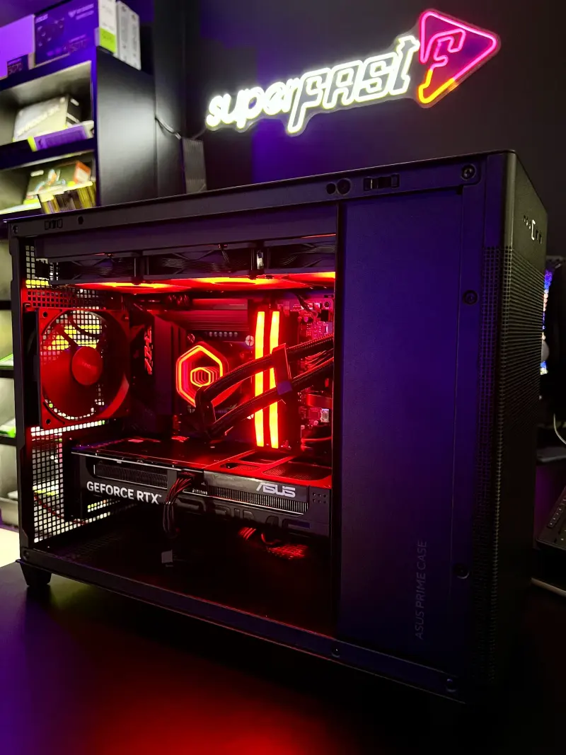 PC gamer preto com iluminação vermelha em gabinete ASUS Prime AP201, montado pela SuperFast