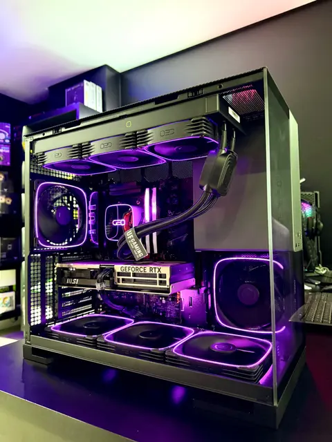 PC gamer com iluminação roxa em gabinete Geometric Future Model 5, montado pela SuperFast