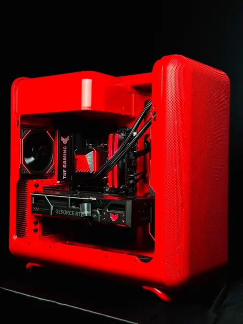 PC gamer vermelho em gabinete HYTE X50, montado pela SuperFast