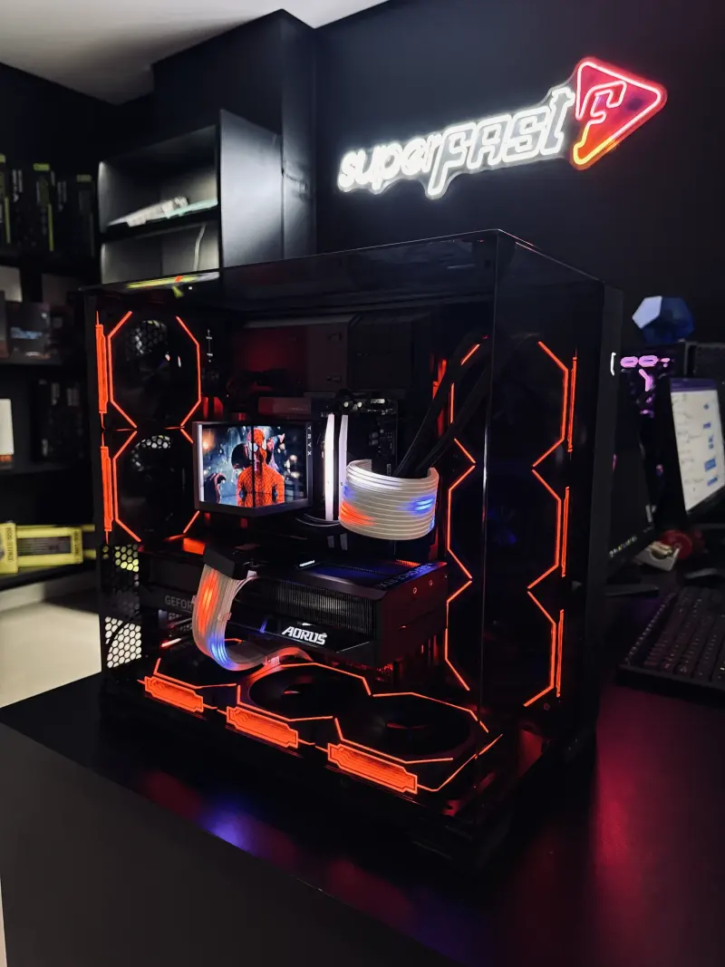 PC em gabinete Lian Li O11 Vision preto montado pela SuperFast