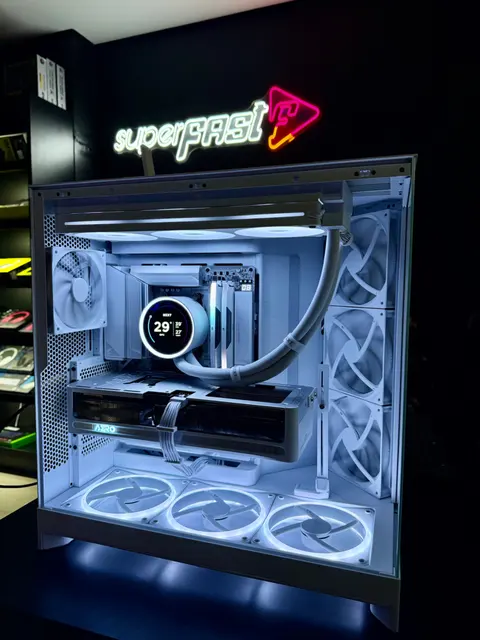 PC branco em gabinete NZXT H9 Flow montado pela SuperFast