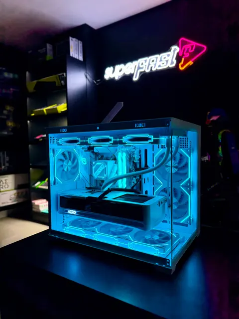 PC gamer com iluminação azul em gabinete Round 5 Blast, montado pela SuperFast