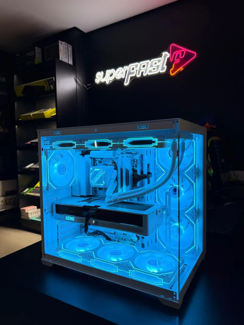 PC gamer com water cooler e iluminação em gabinete Round 5 Genos, montado pela SuperFast